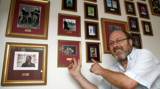 Hat eine eindrucksvolle Bilderwand von seinen Treffen mit Stars in seinem Ludwigshafener Haus vorzuweisen: Hans-Jürgen Topf, Gründer der „Rock ‘n‘ Roll Laundry“.
