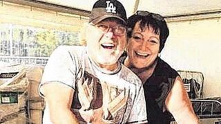 Hans-Jürgen Topf und seine Frau Caroline bei einem Wasch-Einsatz. Auch das Bild hat der Unternehmer abfotografiert.