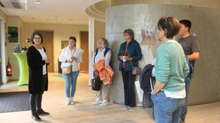 Ines Steyrleuthner (links) führte Besucher durch die Räume des Hospiz Schwester Paterna.