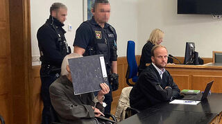 Prozess vor dem Landgericht Frankenthal wegen versuchten Mordes. der Angeklagte neben seinem Strafverteidiger Thilo Schwarz.