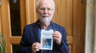 Peter Lechler mit seinem Buch.