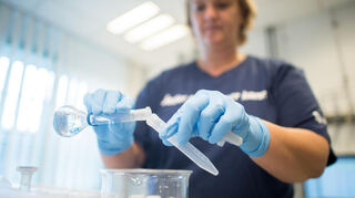 Wer wissen will, ob sein Trinkwasser mit Blei belastet ist, kann eine Wasseranalyse veranlassen.