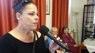 Barbara Boll referiert in Lampertheim über die Bedeutung der Stimme und hat auch praktische Übungen mitgebracht.