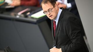 Merz - so Linken-Fraktionschef Sören Pellmann im Bundestag - setze einen Stachel in die Demokratie.
