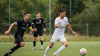 Wie Eintracht-Spieler Hüseyin Tutay (r.), hier gegen Lindenfels/Winterkasten, ist Bürstadt in der Kreisoberliga nur schwer zu fassen.