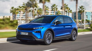 Als erstes Modell von Skoda fährt der vollelektrische Elroq mit einer neuen Front vor. Der markante Skoda-Kühlergrill ist verschwunden.