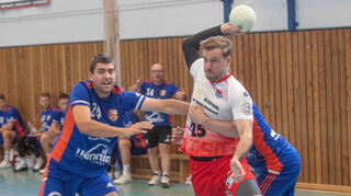 Nicolas Glanzner (r.) beißt für den TVG auf die Zähne.