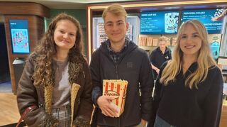 Von links: Laura, Nils und Joanna freuen sich auf „Momo“.
