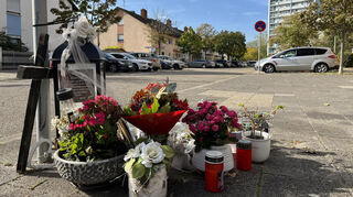 Blumen und Lichter erinnern in Oggersheim an die beiden Opfer des Messerangriffs von Oktober 2022.