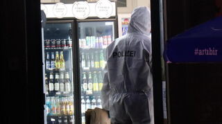 Nach der Gewalttat in dem Kiosk in der Mannheimer Innenstadt sichert die Polizei Spuren.