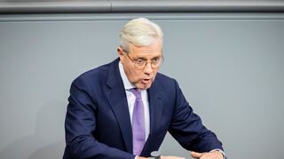 Unionsfraktionsvize Norbert Röttgen (CDU) verteidigt den Vorschlag für ein Zufallsverfahren zur möglichen Auswahl von Wehrdienstleistenden.