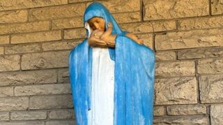 Im Vorraum steht seit der Einweihung vor 61 Jahren ein Geschenk aus Paris, die Nachbildung einer Madonna überreicht von der damaligen Partnergemeinde Notre Dame d’Espérance.