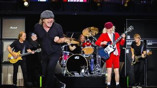 AC/DC: Stevie Young (Rhythmusgitarre seit 2014), Sänger Brian Johnson, Live-Drummer Matt Laug (2023), Lead-Gitarrist Angus Young und Konzert-Bassist Chris (2024).