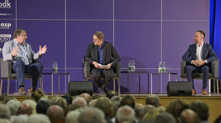 Stehen beim Wahlforum des „Südhessen Morgen“ Rede und Antwort: Volker Scheib (links) und Konstantin Großmann (rechts) mit Moderator Bernhard Zinke.