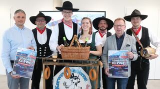 Bürgermeister Matthias Baaß (2.v.r.) sowie das Kerwepaar Chiara Wiedenhoeft und Carlo Brandmüller (5.v.r.) rühren zusammen mit den Kerweborscht die Werbetrommel für die Kerwe in Viernheim.
