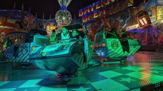Ein rasantes Spektakel bieten die Fahrgeschäfte den Festbesuchern auf dem Rathausparkplatz.