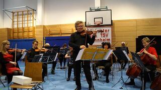Primas Ionel Ungareanu (in der Mitte stehend) leitet das seit 100 Jahren bestehende Ensemble des TSV Mannheim.