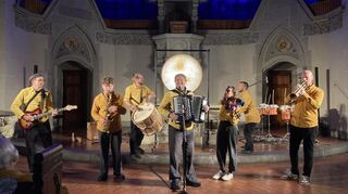 Musikerinnen und Musiker erschaffen neue „Musik-Welten“ in der Lutherkirche im Mannheimer Stadtteil Neckarstadt West.