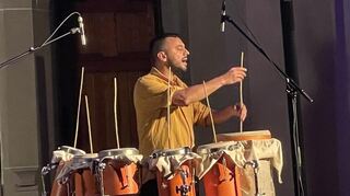 Michele Ciccimarra versetzt sein Cupaphon in der Mannheimer Diakoniekirche Luther in Schwingungen.
