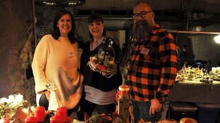 Sabrina Frick (l.) und Markus Rieck (r.) organisieren wider die „Winterträume“ in Bürstadt. Vor zwei Jahren war auch die Kunsthandwerkerin Nicole Lotzt (Mitte) dabei.