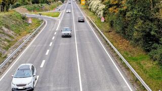 Hier fließt der Verkehr wieder auf dem sanierten Abschnitt der B 39 zwischen der Rheinbrücke (im Hintergrund) und der Anschlussstelle Speyer-Süd. Links die Zufahrt von der Paul-Egell-Straße in Fahrtrichtung B 9.