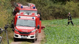 Die Feuerwehr pumpte Wasser aus dem Tümpel ab.