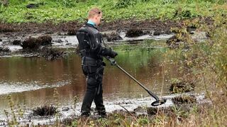 Die Polizei durchsuchte den Tümpel mit einem Detektor.
