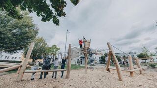 Das Außengelände bietet neben einem Klettergerüst auch einen Soccer-Court und eine Calisthenics-Anlage.