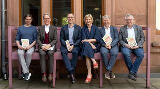 Sie steuern Mannheims größte Kultureinrichtung (v.l.): Stephan Thoss (Intendant Tanz), Albrecht Puhlmann (Intendant Oper), Christian Holtzhauer (Intendant Schauspiel), Ulrike Stöck (Intendantin Junges Nationaltheater), Tilmann Pröllochs (Geschäftsführender Intendant) und Kulturbürgermeister Thorsten Riehle.