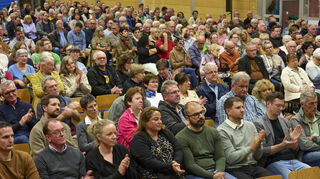 Das Publikum verfolgt gespannt die Diskussion: In der Riedhalle ist fast jeder Platz besetzt.