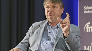 Bürgermeister Volker Scheib beantwortet auf dem Podium die Fragen von Moderator Bernhard Zinke.