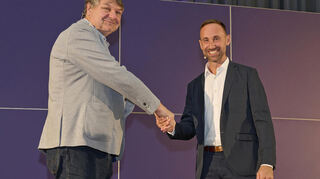 Beim Wahlforum reichen sich Volker Scheib (l.) und Konstantin Großmann die Hände.
