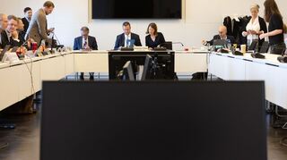 Der 81-jährige Schröder wurde aus Rücksicht auf seinen Gesundheitszustand für die Zeugenvernehmung aus seinem Büro in Hannover zugeschaltet.