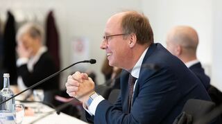 Am Nachmittag trat der Kanzleramtschef von Schröders Nachfolgerin Angela Merkel, Helge Braun, in den Zeugenstand des Untersuchungsausschusses.