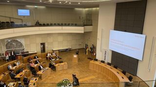 Landesinnenminister Thomas Strobl steht am Rednerpult und spricht beim 3. Mannheimer Sicherheitstag im Ratssaal.