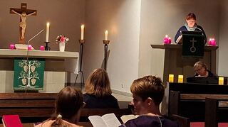 20 Gäste sind zum ersten Rudelsingen in die evangelische Kirche in Biblis gekommen.