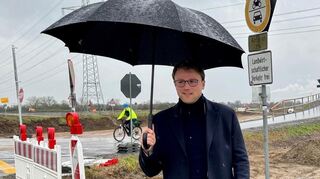 Bürgermeister Florian König an der L 597: Auch eine Starkregenanalyse will die Doppelgemeinde Edingen-Neckarhausen erstellen lassen.