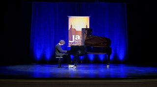 Ein Mann, ein Steinway, ein Kosmos: der Pianist Michael Wollny am 17. Oktober 2025 bei einem Solo-Recital im Rokokotheater des Schwetzinger Schlosses bei Enjoy Jazz und der Jazzinitiative Schwetzingen.
