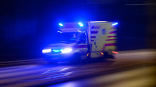 Nach dem Unfall auf der A6 bei Mannheim musste der verletzte 38-Jährige in ein Krankenhaus gebracht werden (Symbolbild).