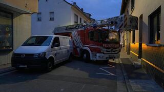 Ein Falschparker blockiert am frühen Samstagmorgen das Drehleiterfahrzeug der Feuerwehr Edingen-Neckarhausen. Der Falschparker wurde dem Ordnungsamt gemeldet.