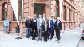 Der Aufsichtsrat und die Geschäftsführung der GBG präsentieren das sanierte Gebäude in der Lutherstraße 11 in Mannheim.