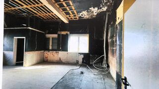 So sah die Gewerbeeinheit vor der Sanierung aus. Für künftige Betreiber ist der Raum vorerst im Rohbau erhalten.