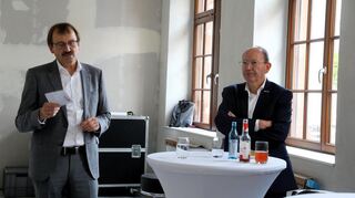GBG-Geschäftsführer Karl-Heinz Frings und OB Christian Specht beim Rundgang durch den sanierten Bau in der Lutherstraße. Die Veranstaltung startete in der Gewerbeeinheit.