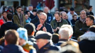 CDU-Chef Merz spricht in Meschede mit Bürgern.