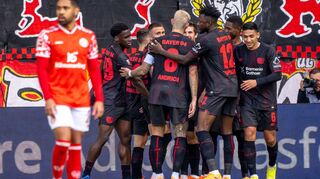 Die Leverkusener Spieler jubeln über die frühe Führung gegen Mainz