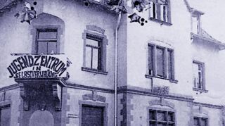 Das Alte Rathaus 1976 als Jugendzentrum, wie das Transparent über dem Haupteingang verkündet.