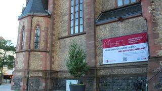 Auch an der Apostelkirche in Viernheim wirbt die Gemeinde mit großen Bannern für den Zukunftsdialog.