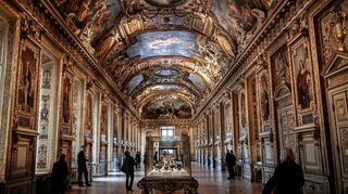 In der prachtvollen Galerie d'Apollon im Louvre wird kostbarer Schmuck ausgestellt. (Archivbild)