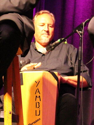 Beim Schlagerkonzert „Es liegt was in der Luft“ trommelte Perkussionist Gerd Nemet mit seinen Händen auf einer speziellen Kistentrommel aus Holz.