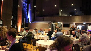 Rund 50 Besucherinnen und Besucher verteilten sich beim Schlagerkonzert „Es liegt was in der Luft“ im Kulturhaus Px de Dom in Sandhofen.